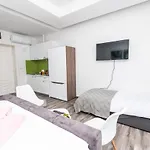 150Sqm Apartment With 4 Units! Great For Groups